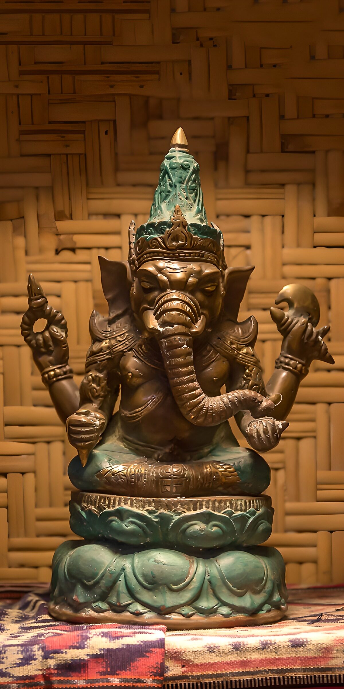 Ganesha i bronze, turkis og varmt lys