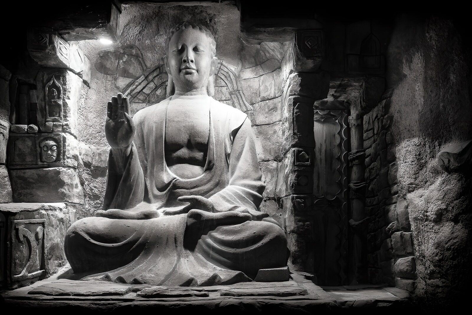 HPDK64339: Siddende stenbuddha i en mørk niche