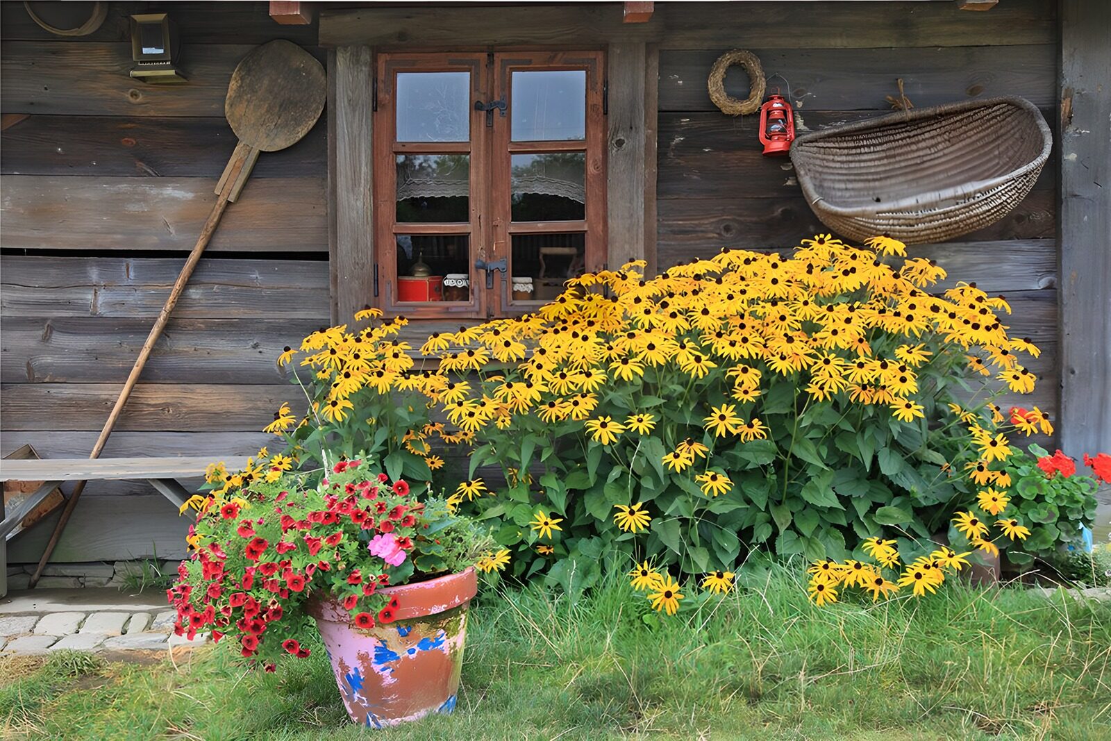 HPDK87902: Gule blomster og krukker i landlig idyl