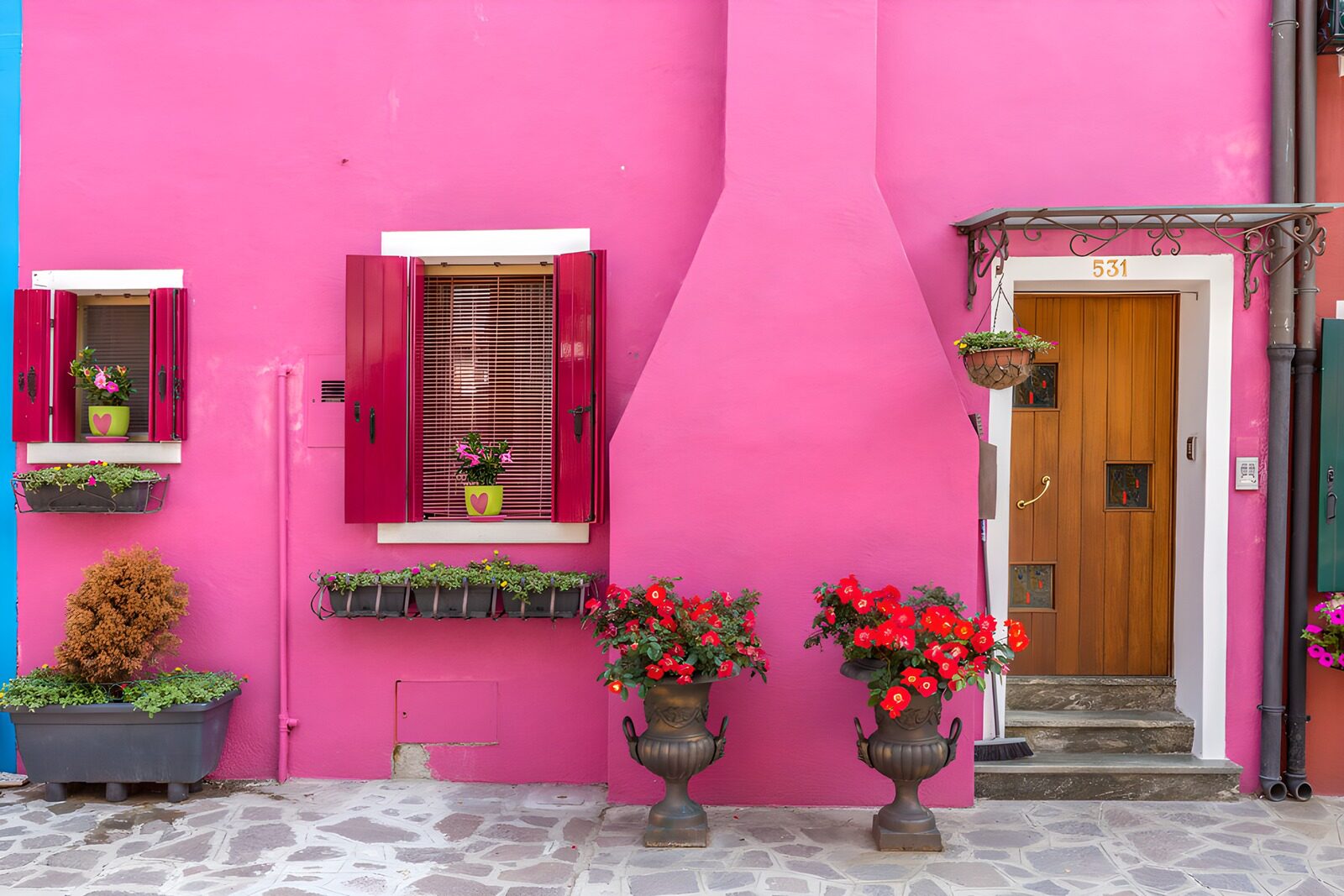 HPDK62204: Pink husfacade med skodder og blomster