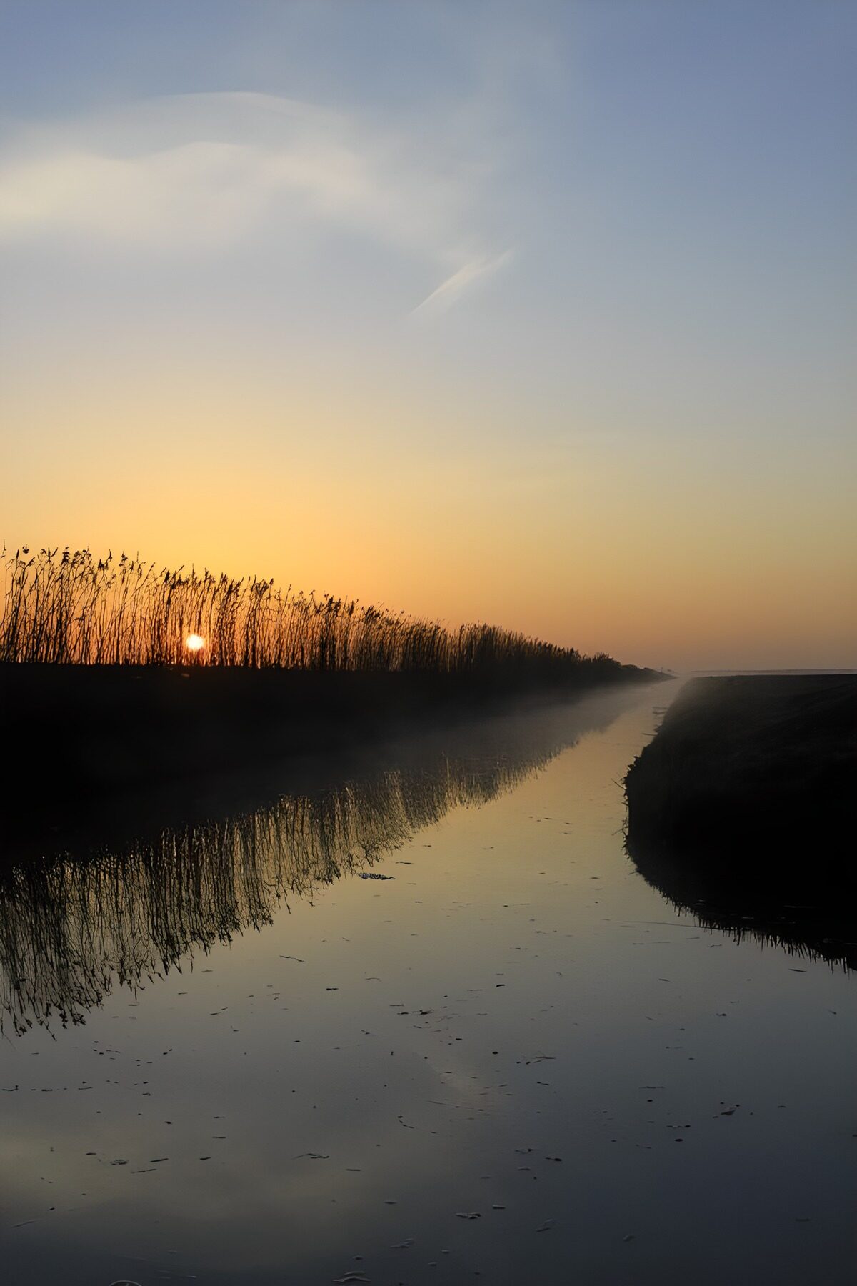 Stille kanal i lavt sollys