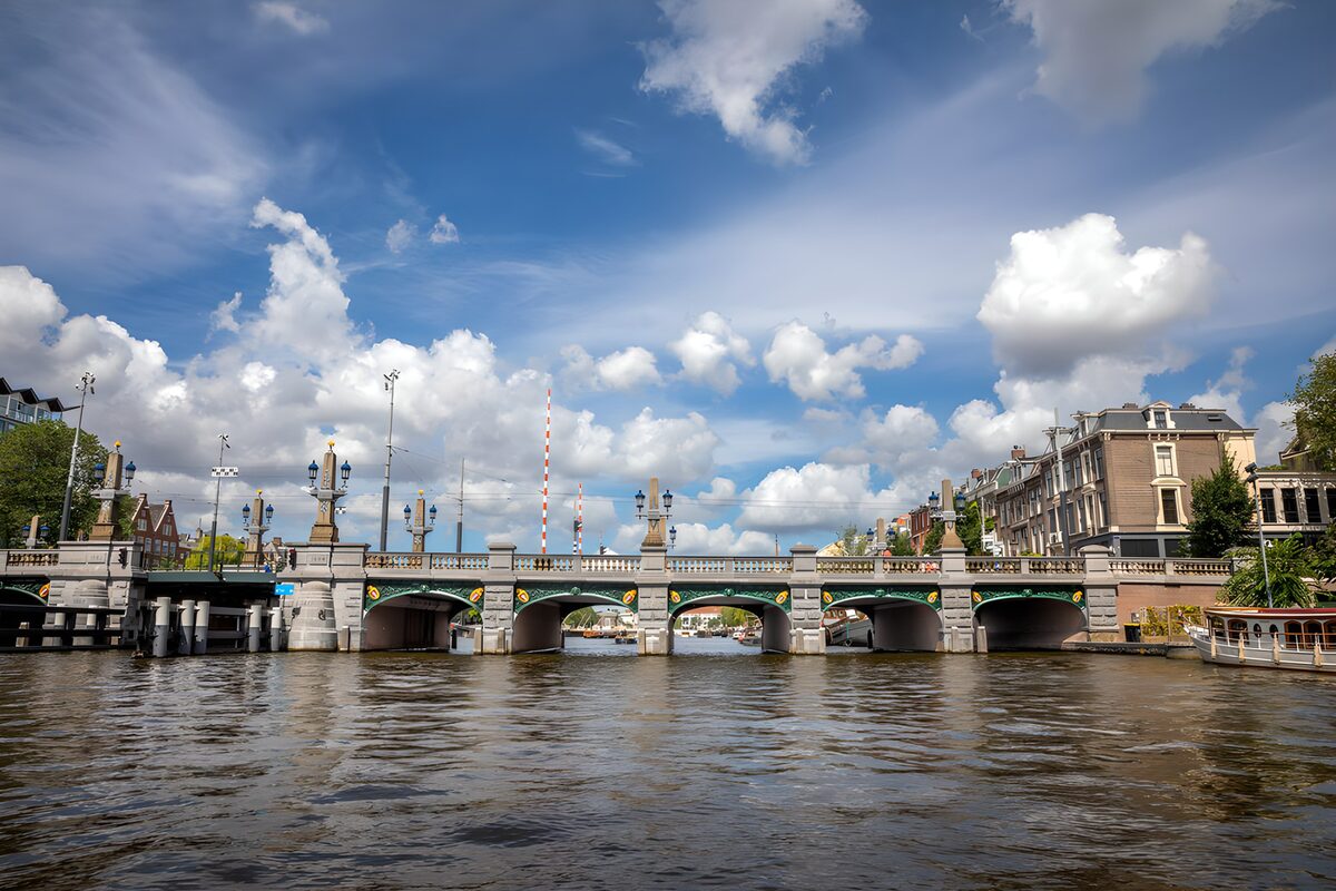 HPDK61562: Kanalbro i Amsterdam i sommersol