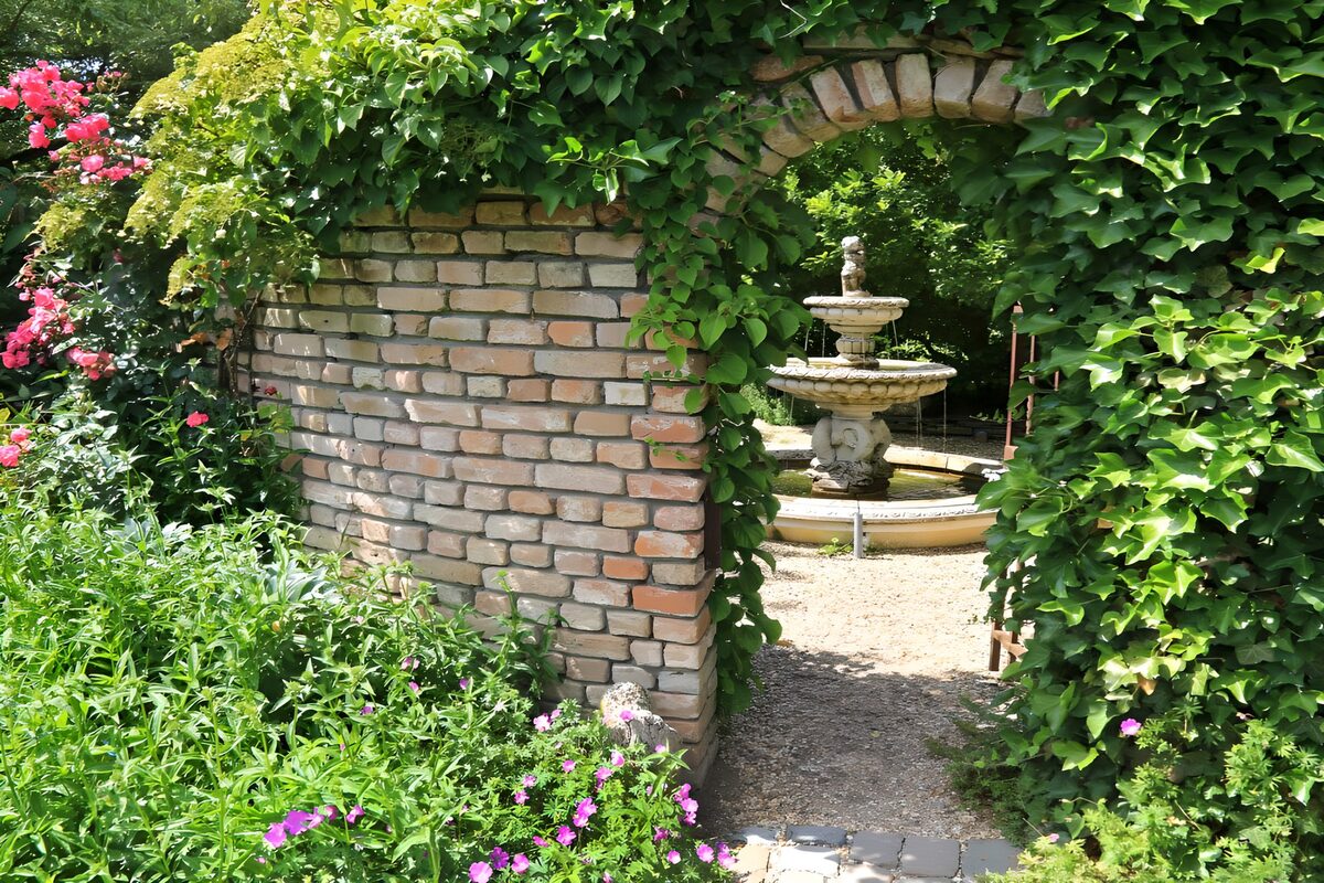 Springvand bag en bue af mursten