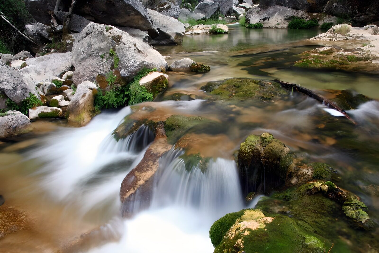 HPDK28640: Små vandfald mellem mosklædte sten