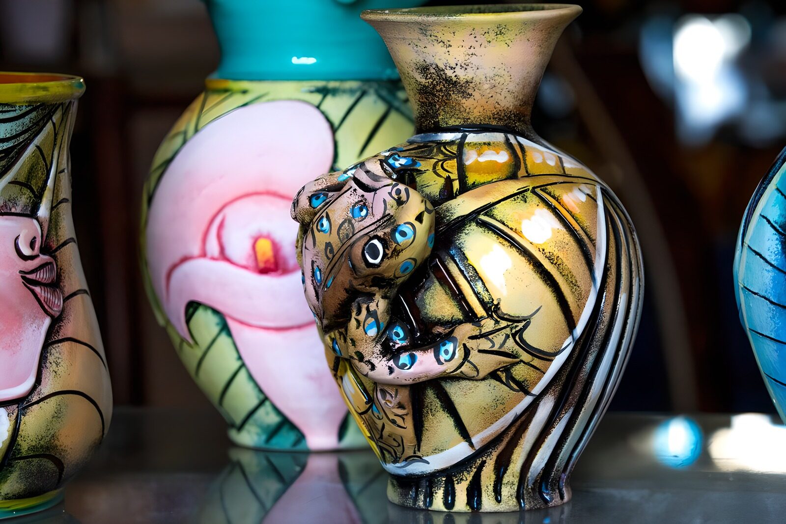 HPDK88794: Farverig vase med frø i blank glasur