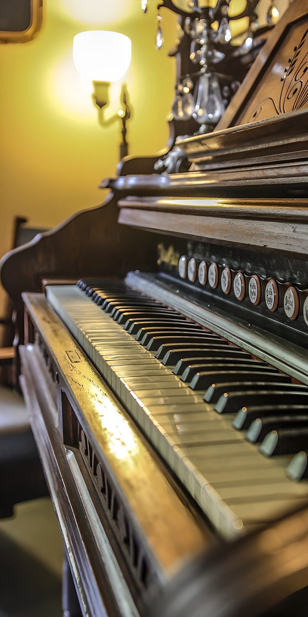 HPDK24850: Antikt harmonium i varmt lampelys