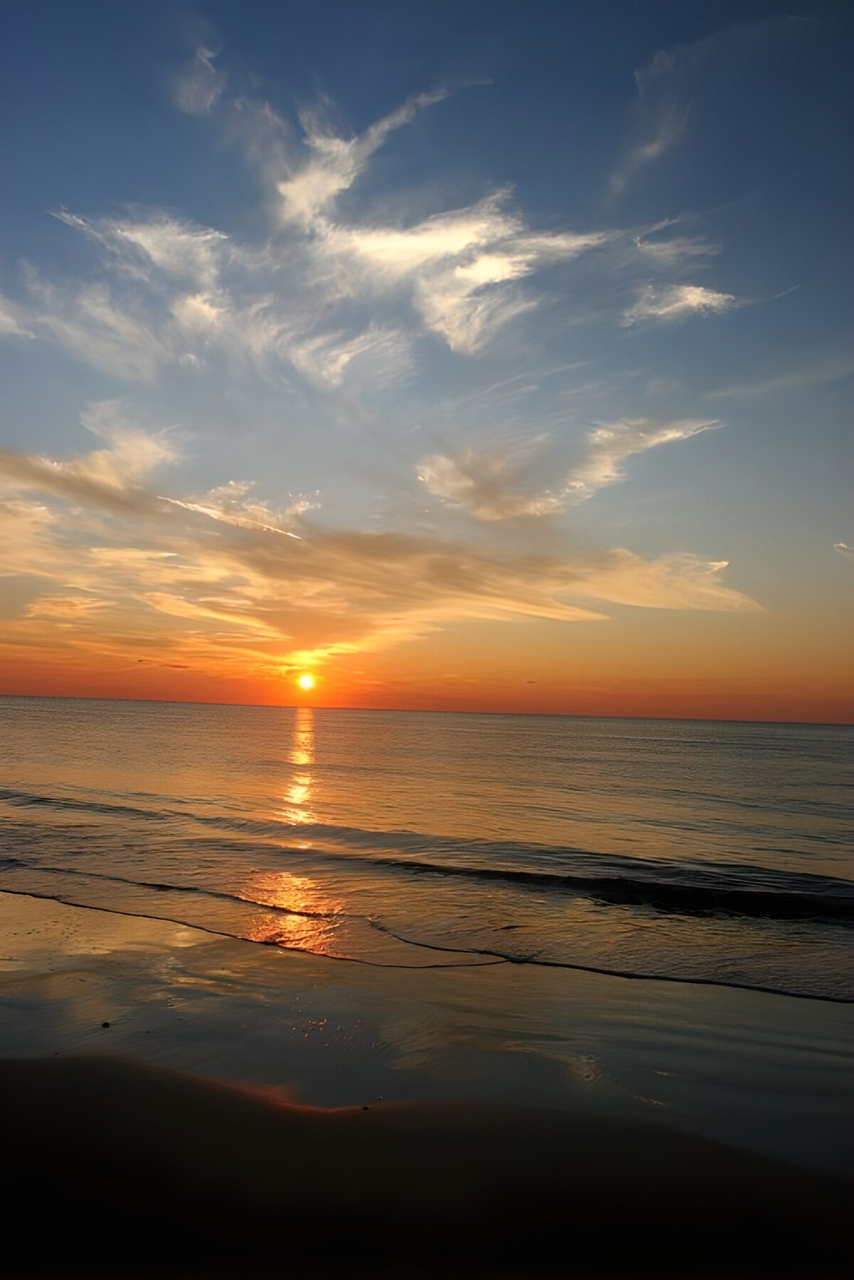 HPDK78360: Solnedgang over havet ved en stille strand