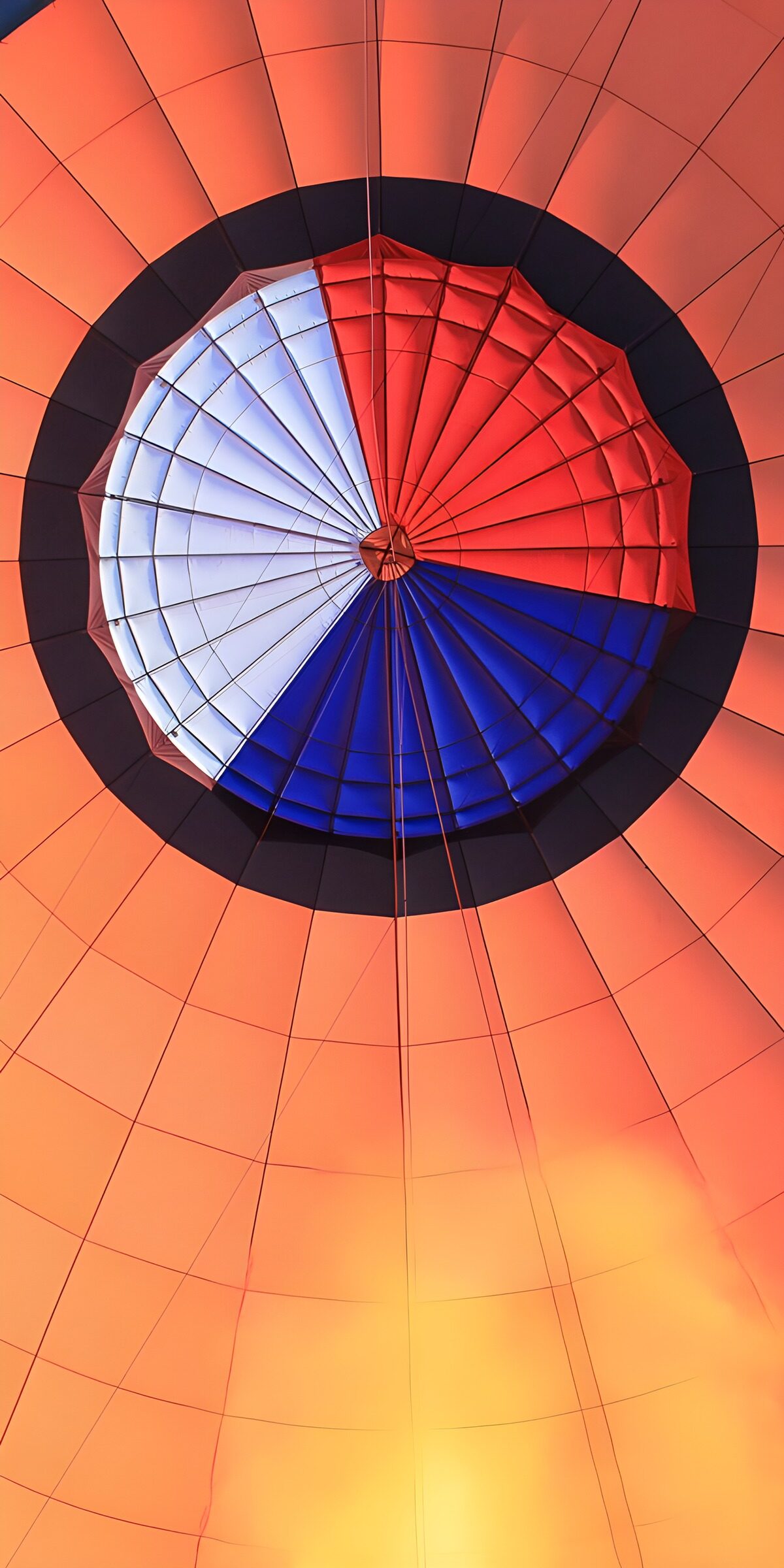 HPDK79450: Varmluftsballon set indefra i varm glød