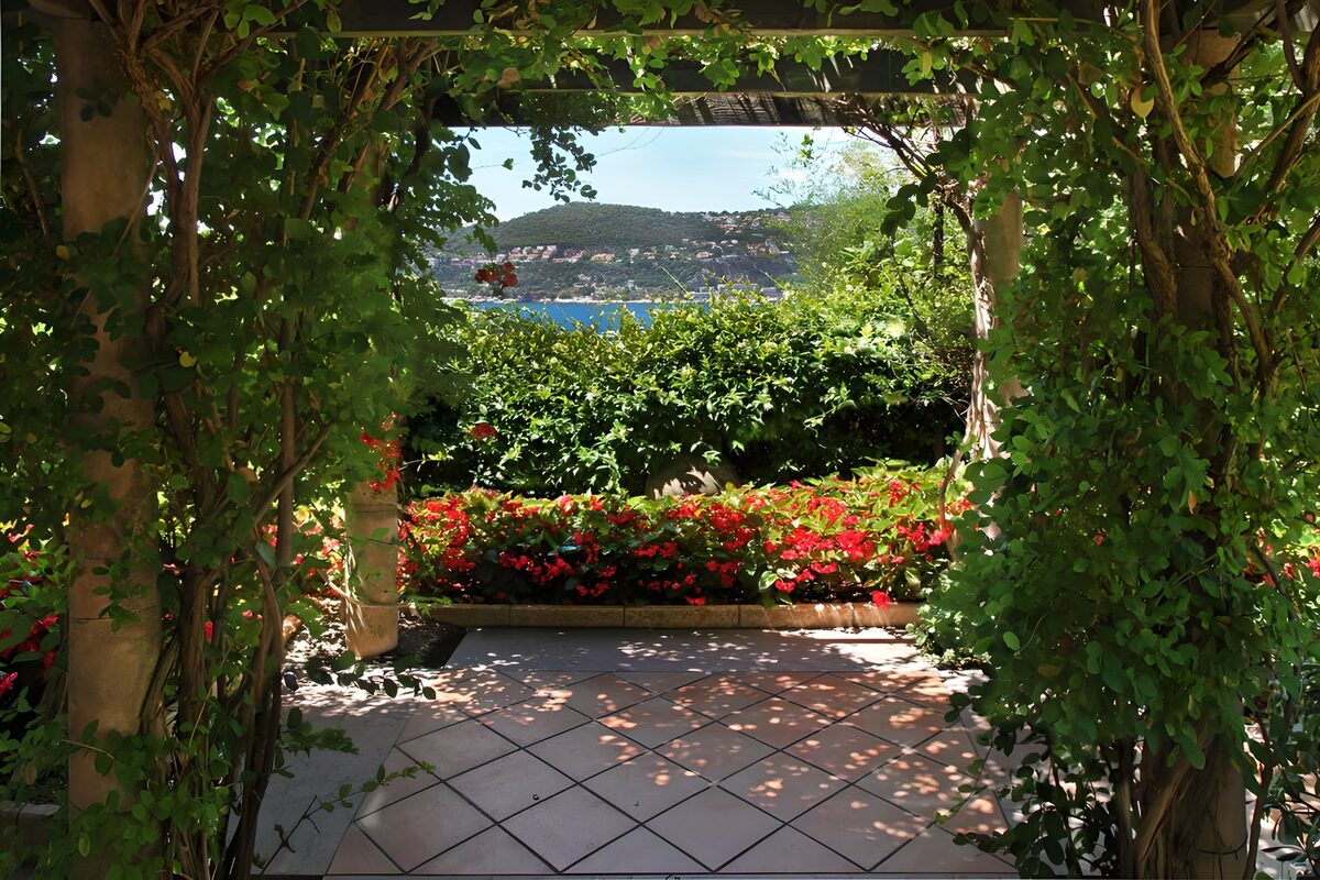 HPDK87360: Skyggefuld terrasse med havudsigt