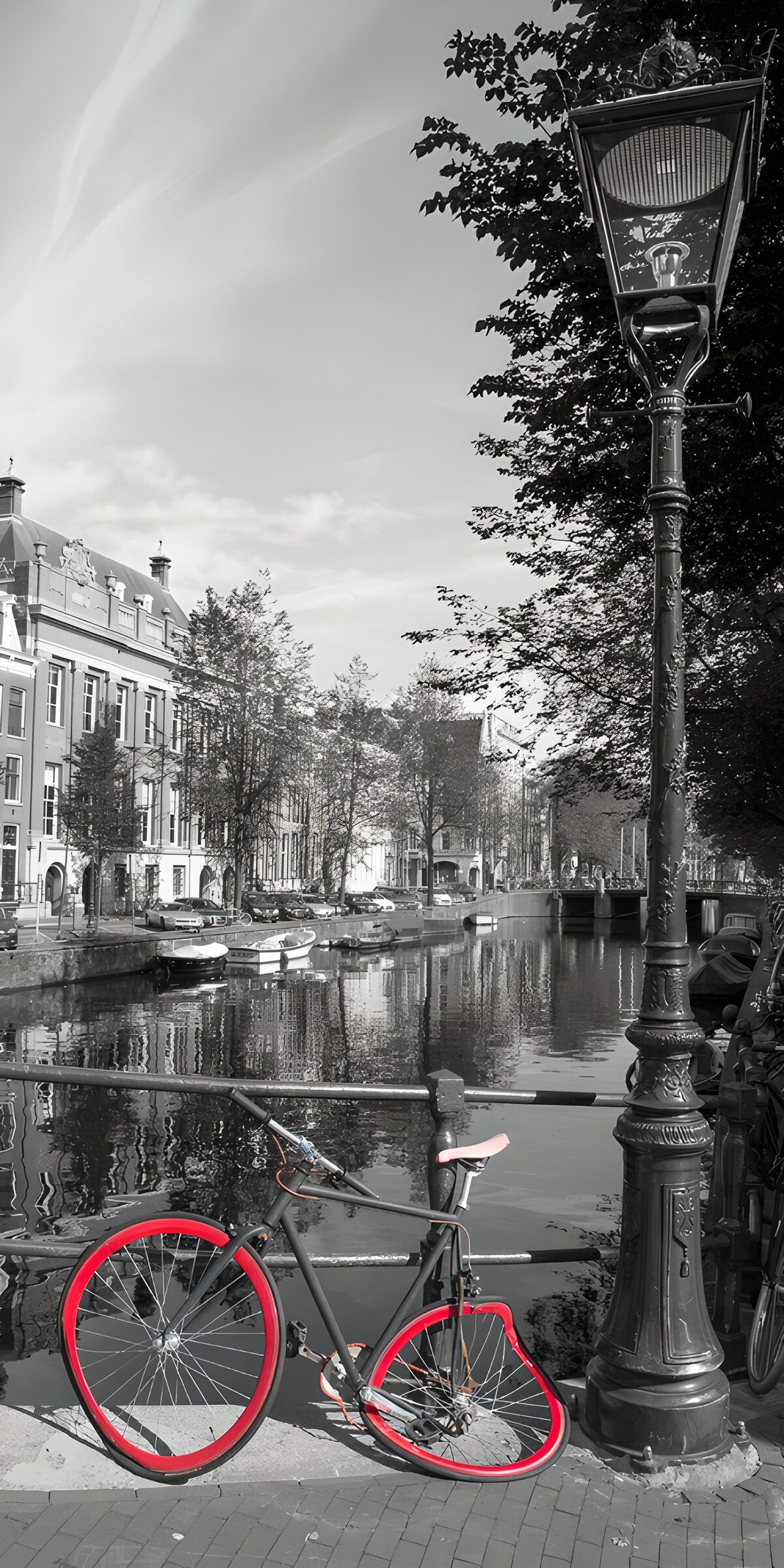 HPDK50707: Cykel med røde fælge ved den stille kanal