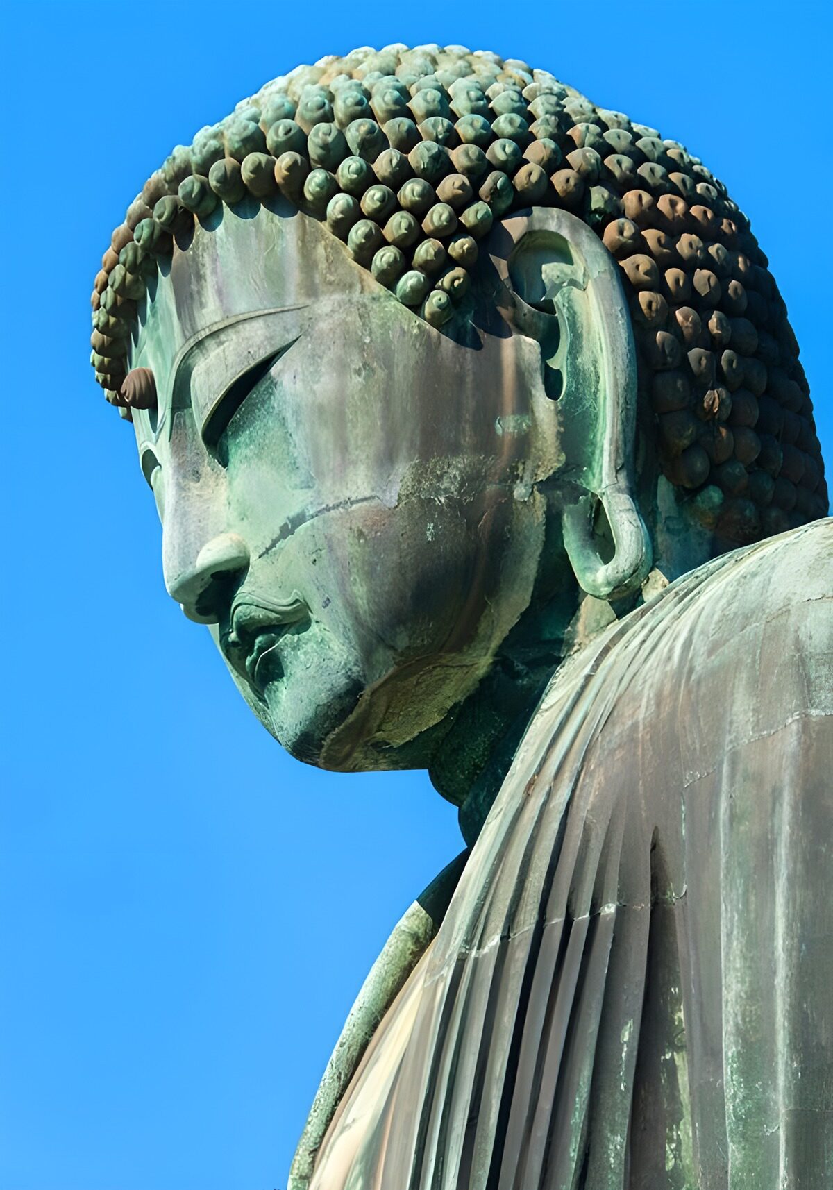 Patineret Buddha under blå himmel