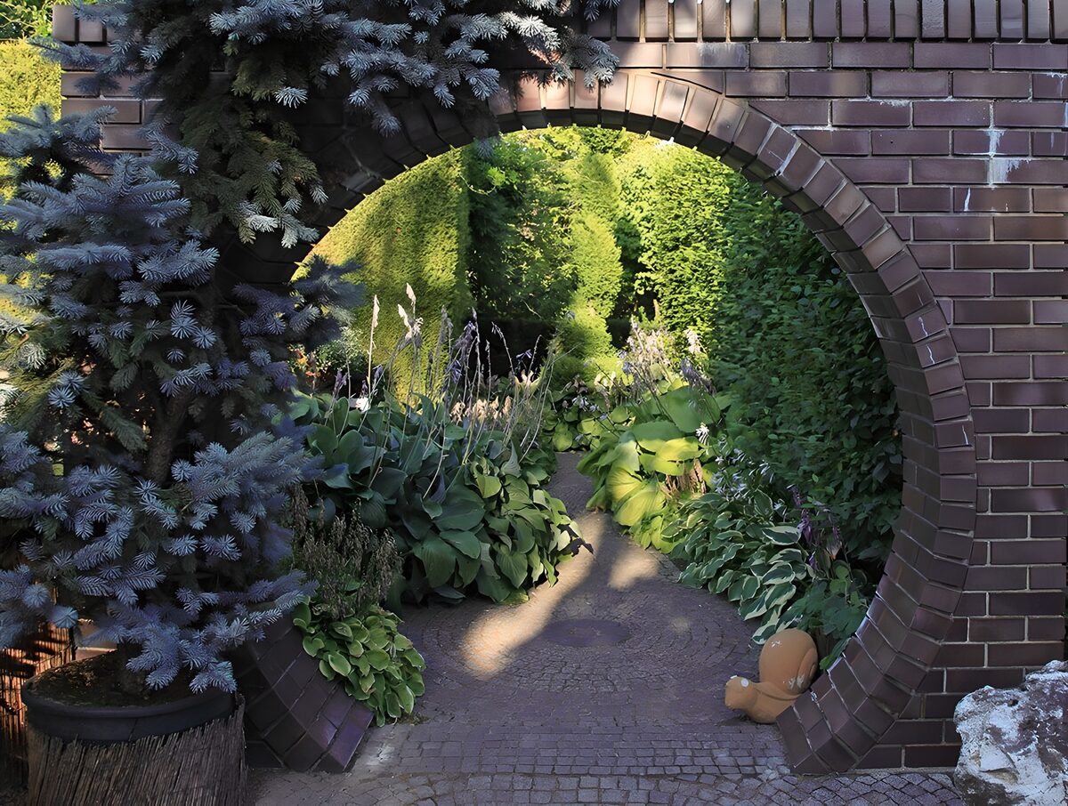 Frodig have gennem en rund muråbning
