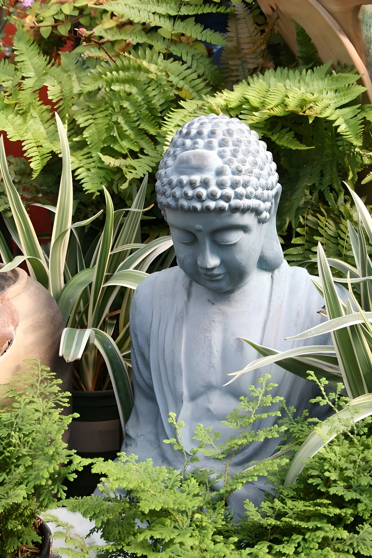 HPDK74430: Grå Buddha i ro blandt bregner