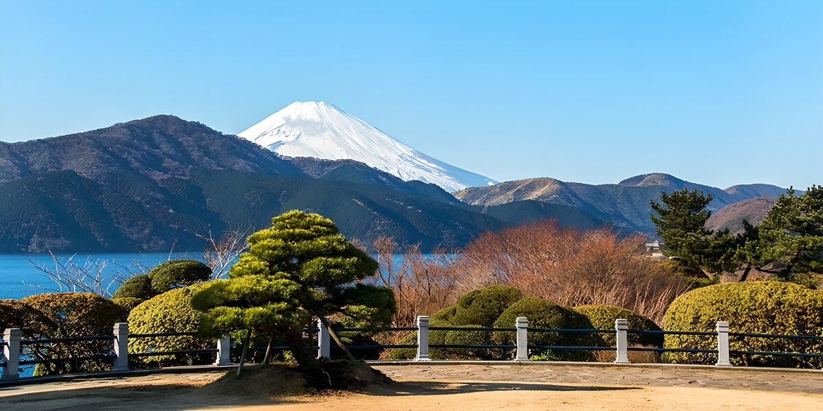 Snedækket Fuji bag sø og japansk have