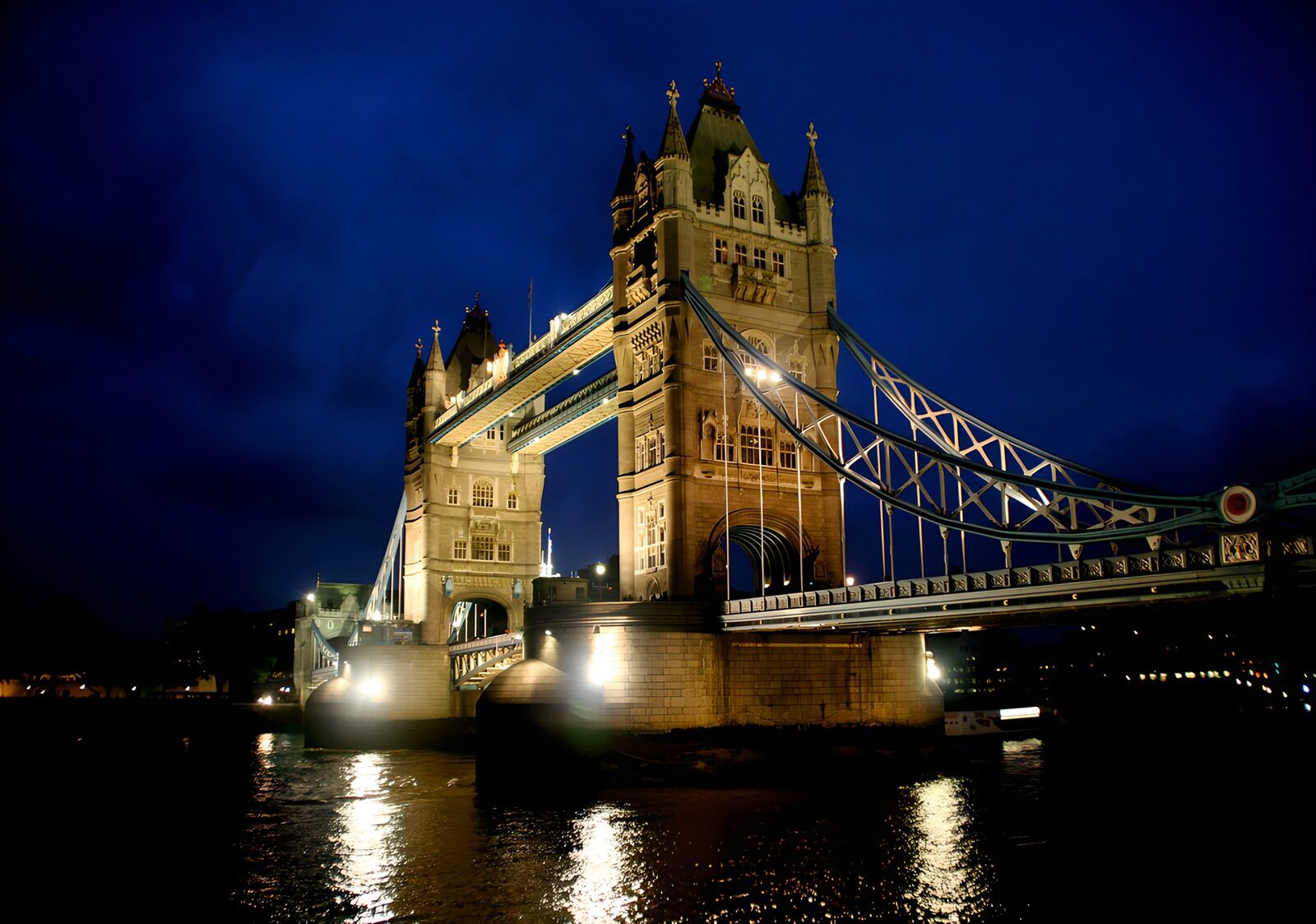 HPDK59775: Tower Bridge i gyldent nattelys