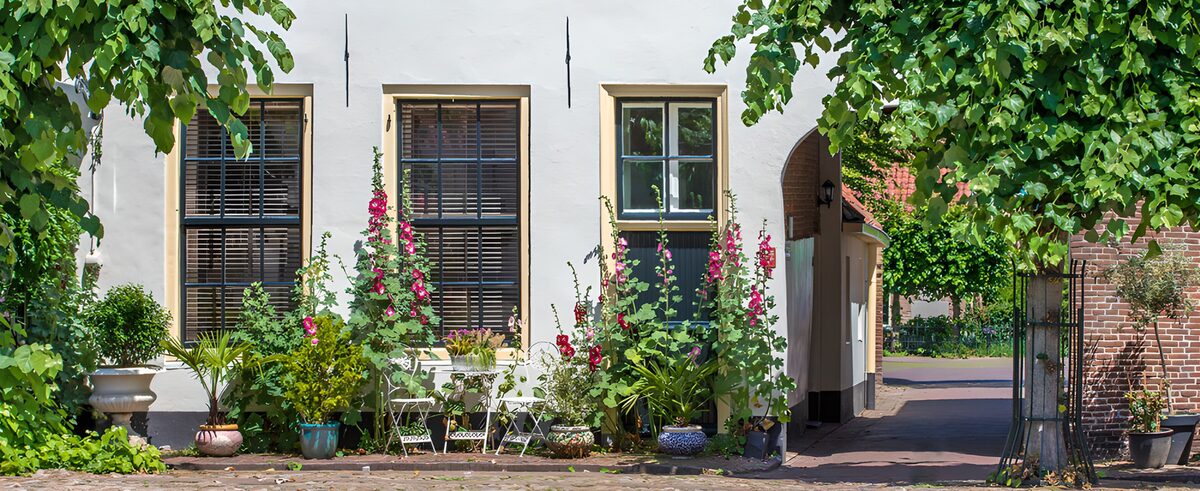 HPDK98518: Hvid facade med blomster og havemøbler