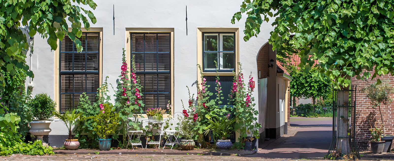 HPDK98518: Hvid facade med blomster og havemøbler