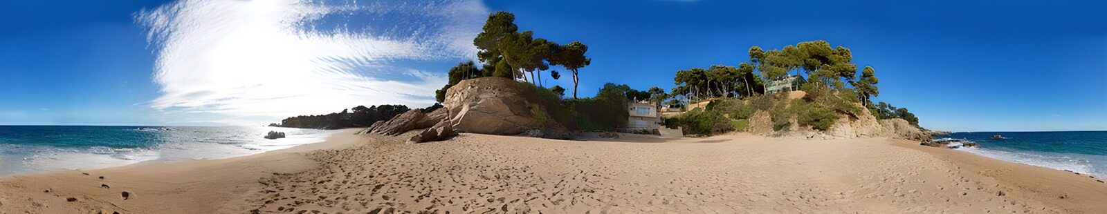 HPDK28925: Sandstrand med klipper i sommersol