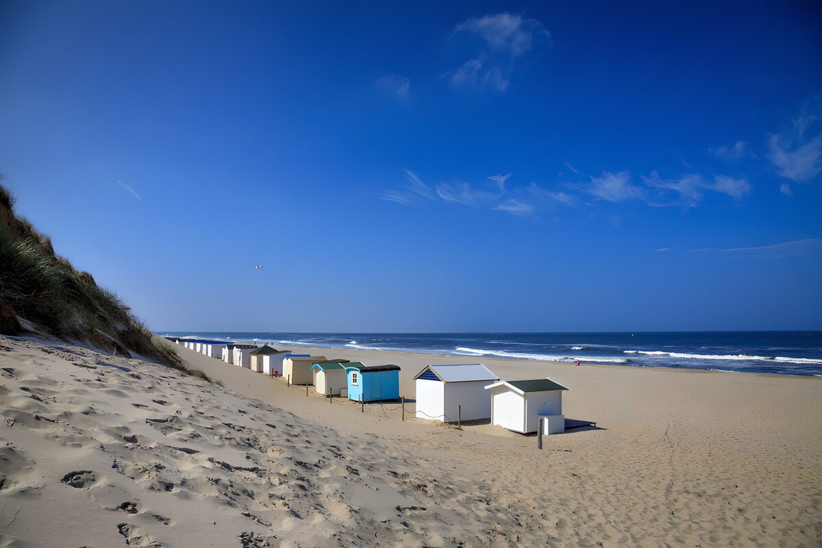 HPDK41016: Badehuse på en solrig sandstrand