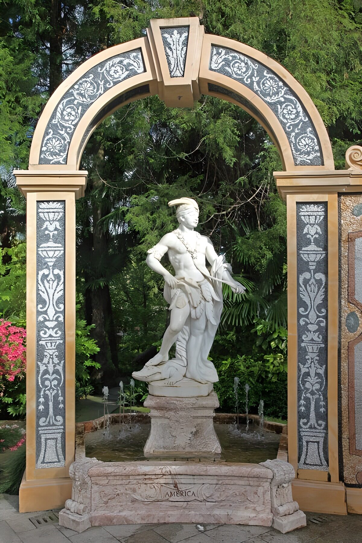 HPDK49770: Hvid statue under havens prydbue