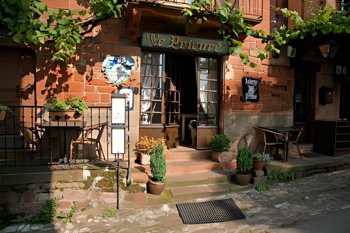 Restaurant med udeborde i solen