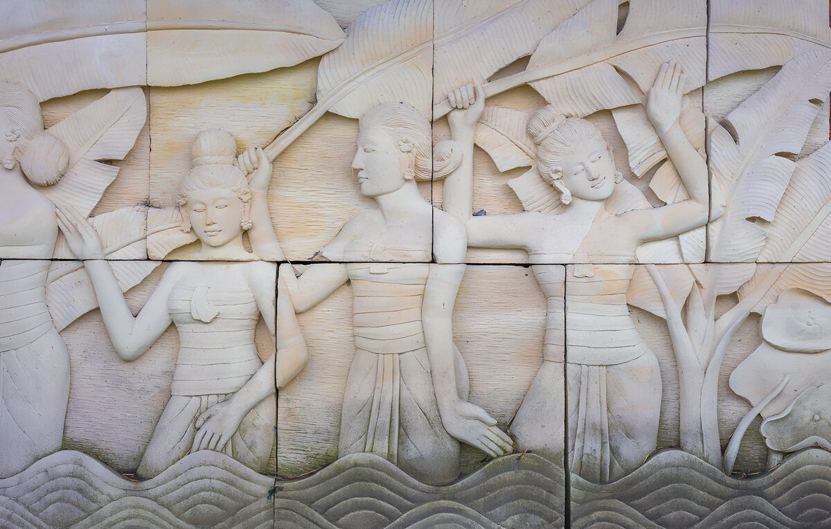 Kvinder og bølger i lyst relief