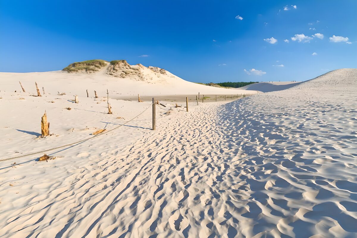 HPDK65028: Sandsti mellem klitter under blå himmel