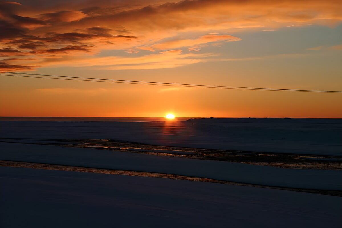 Solnedgang under orange skyer