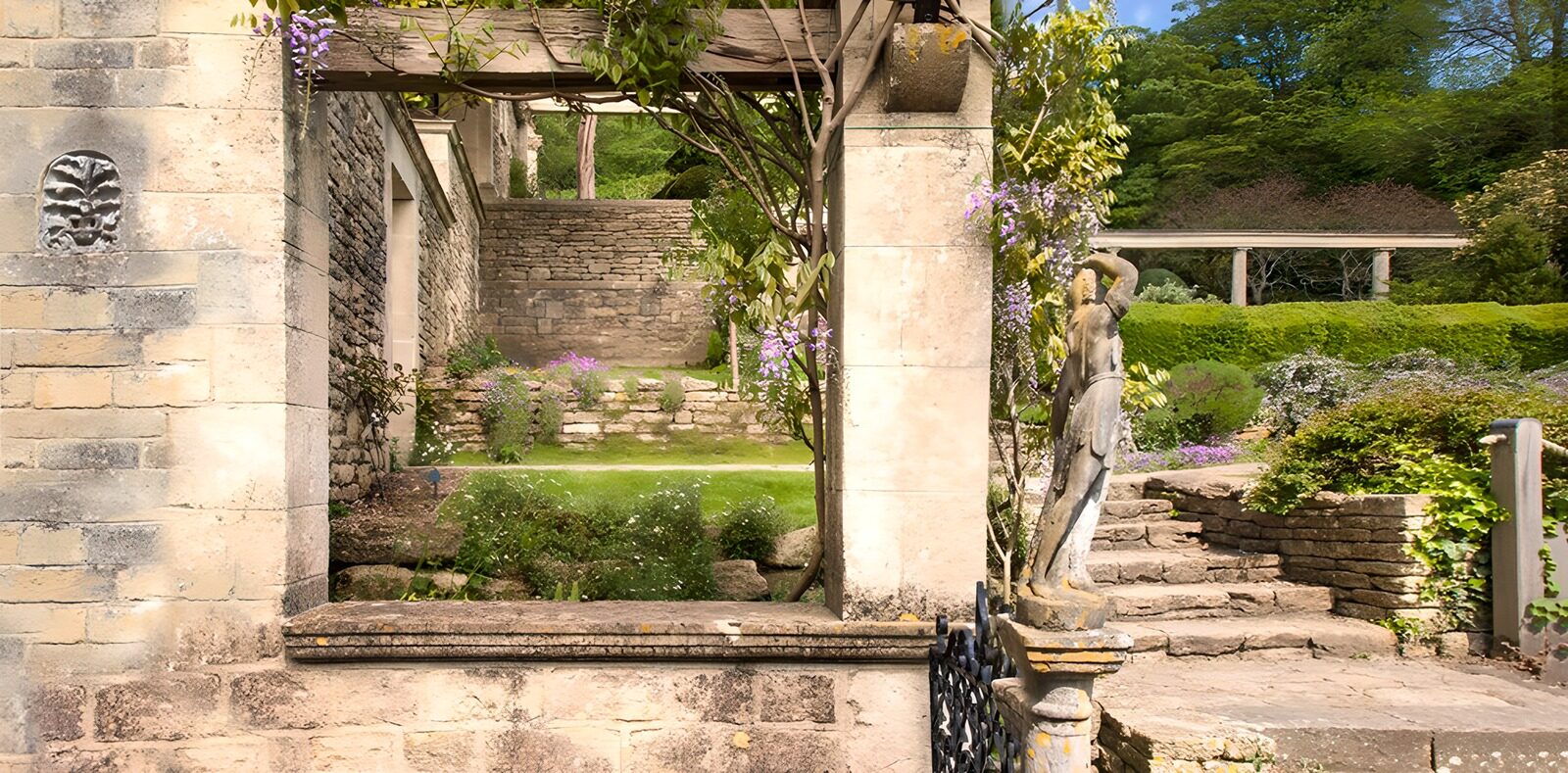 HPDK62493: Sol over havens pergola og stenstatue