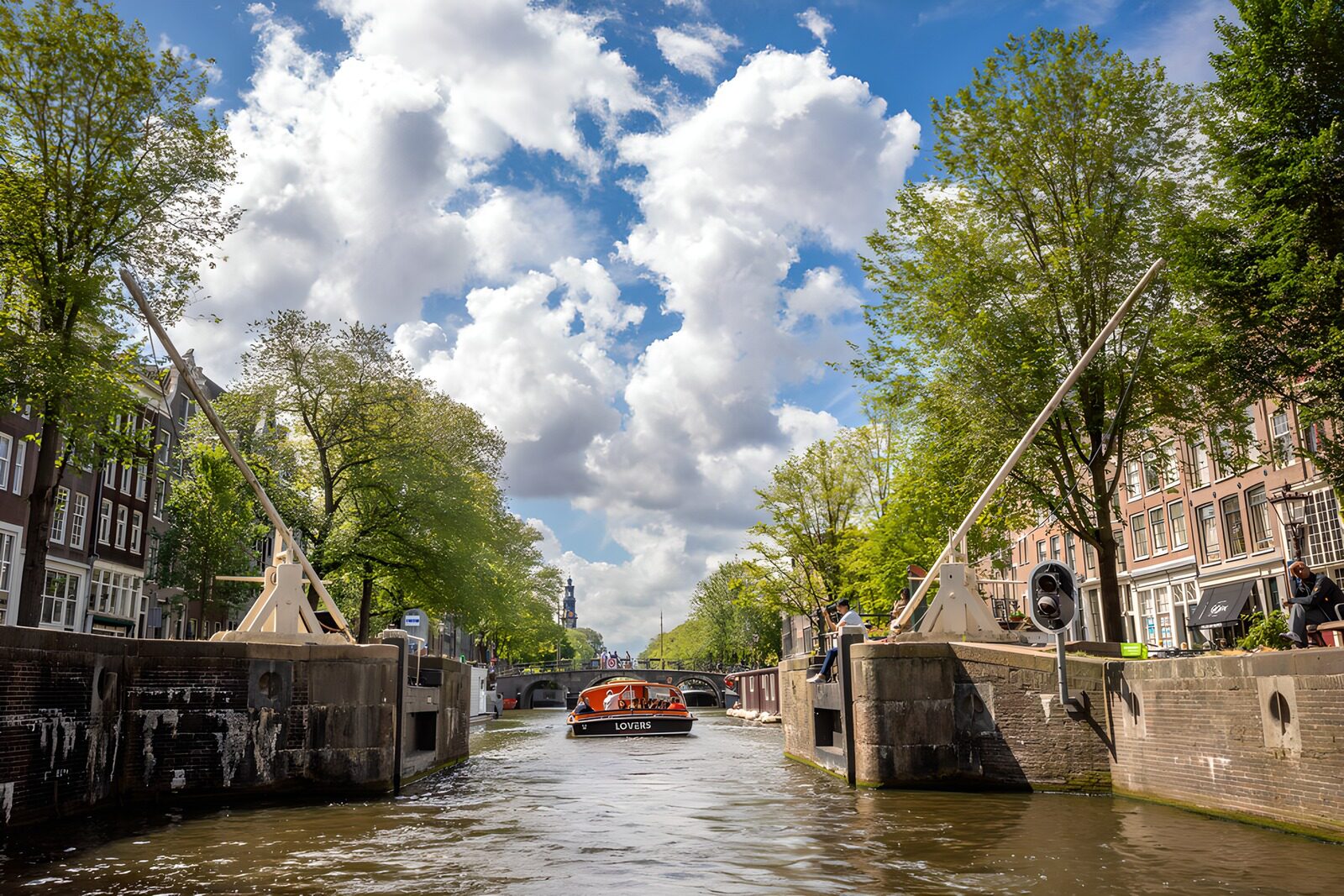 HPDK89924: Turbåd på en solrig kanal i Amsterdam