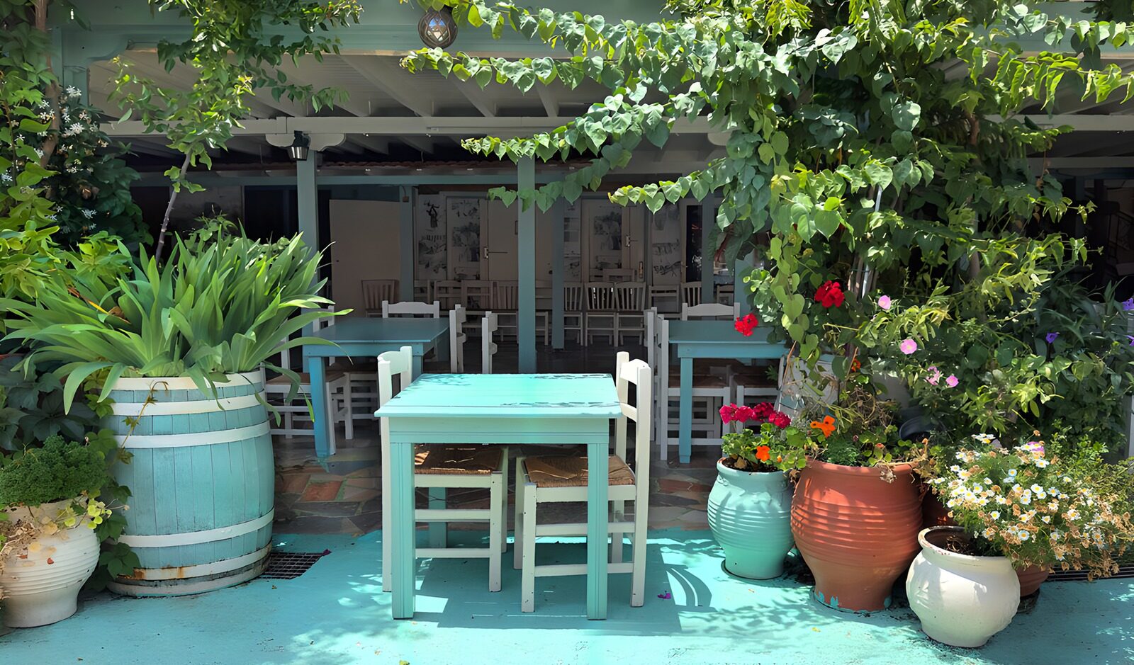 HPDK39594: Turkise borde på en blomstrende caféterrasse