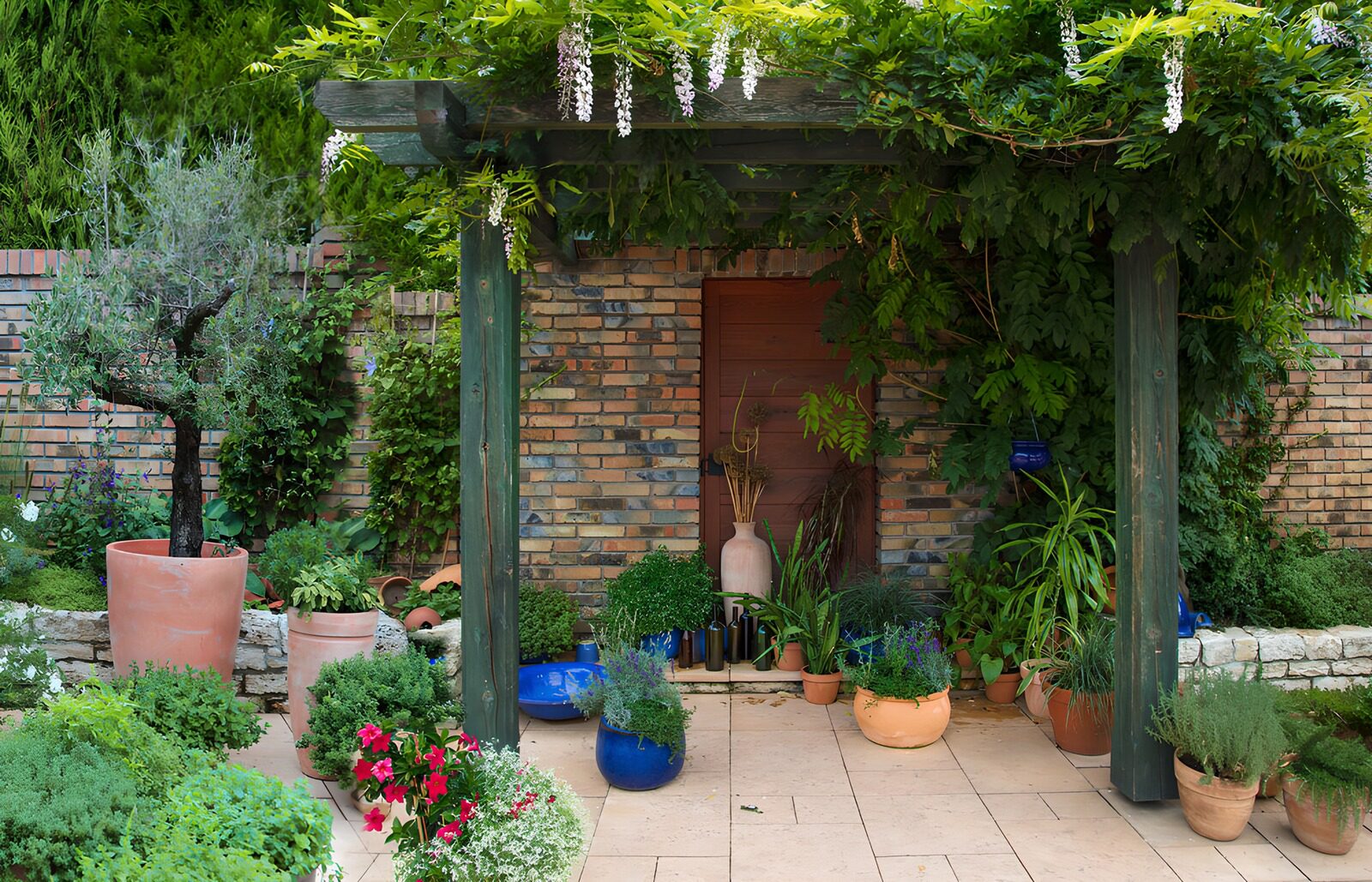 HPDK95326: Krukker og blomster under grøn pergola