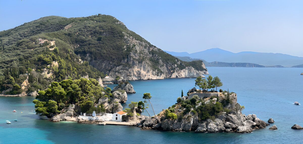 Hvidt kapel ved en sollys bugt