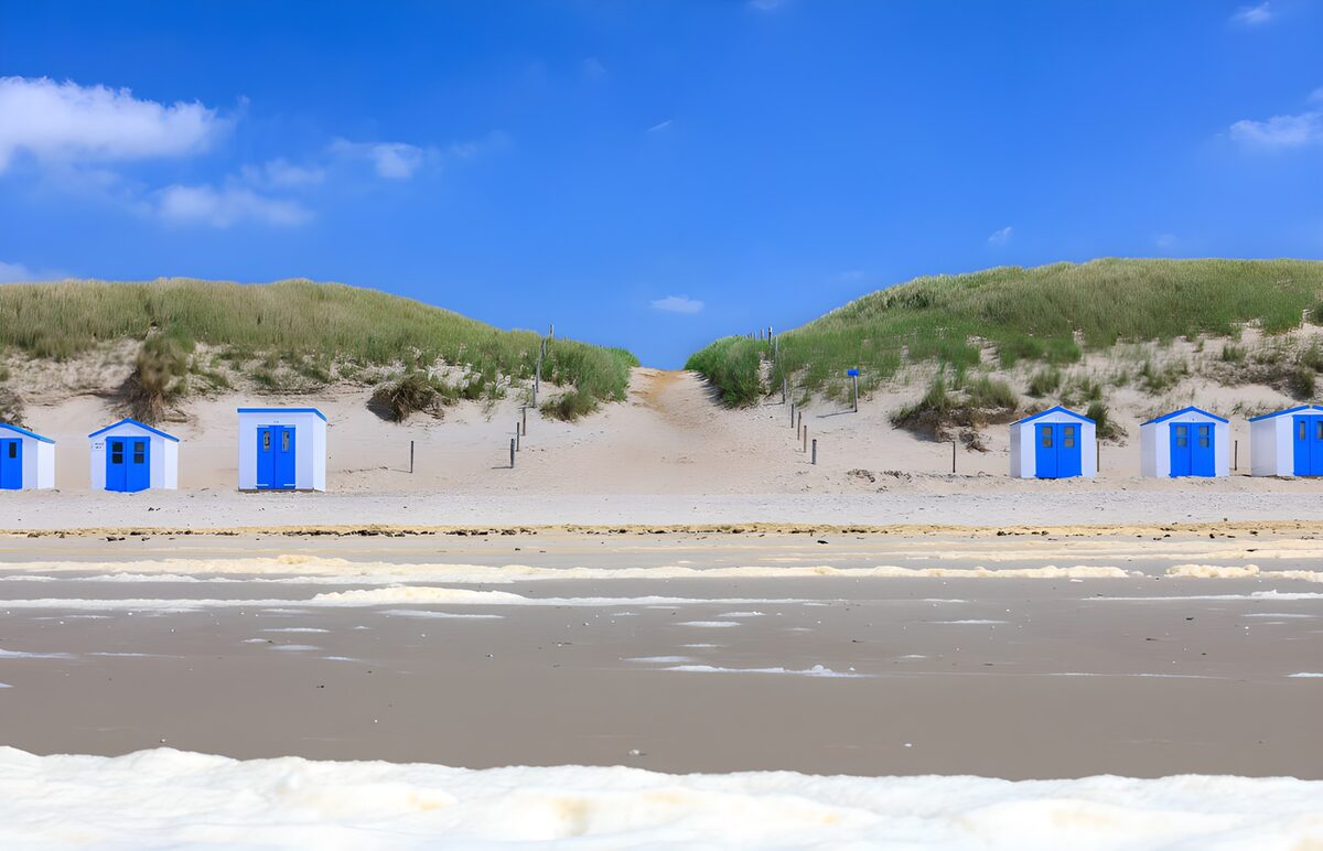 HPDK22085: Hvide strandhytter ved det stille vand