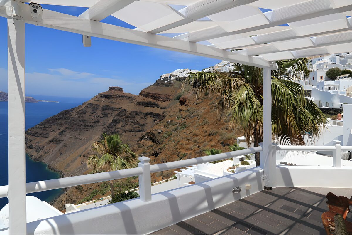 Hvid terrasse med vid udsigt over havet
