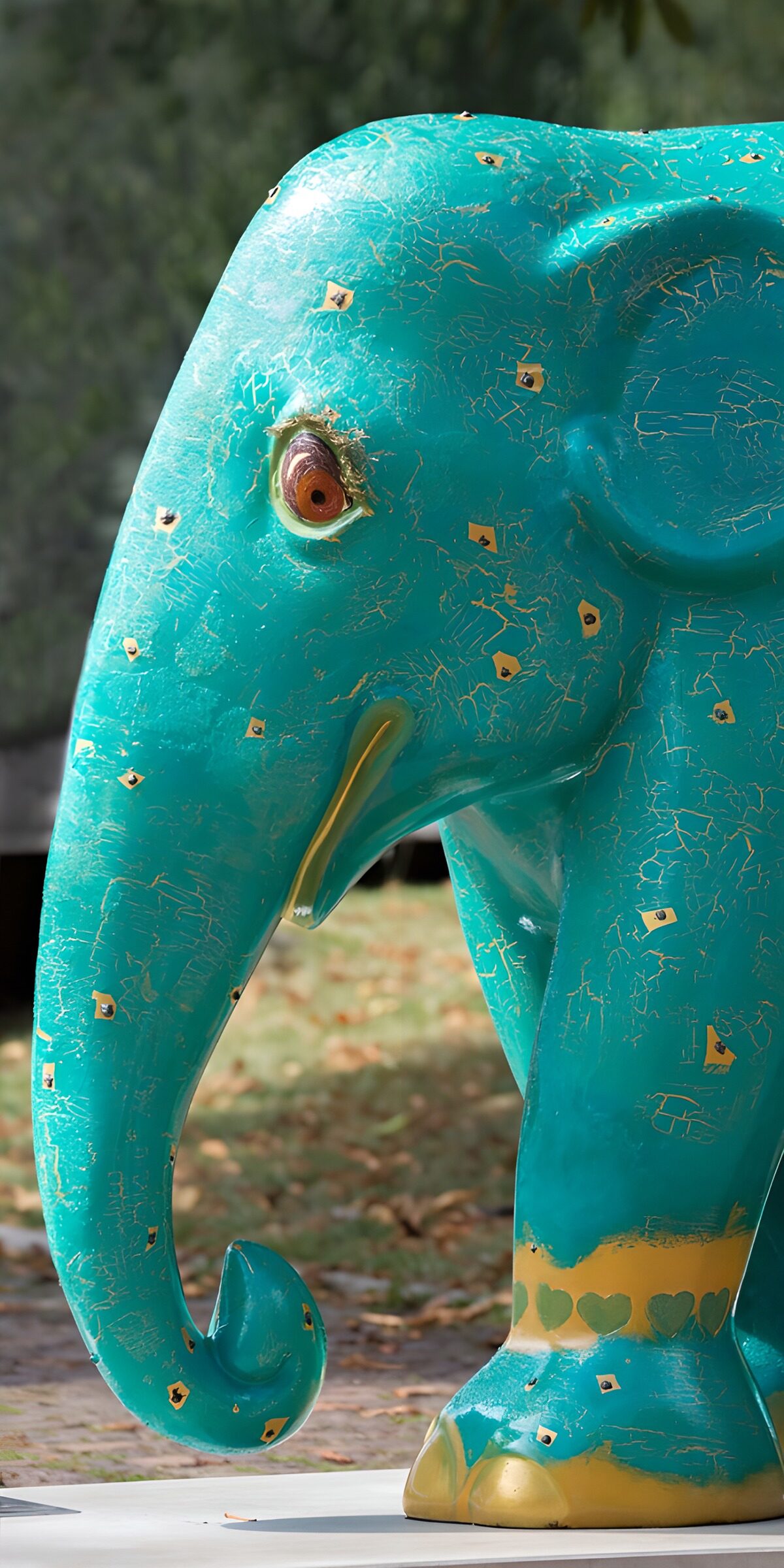 HPDK52292: Turkis elefant med vejrbidt charme