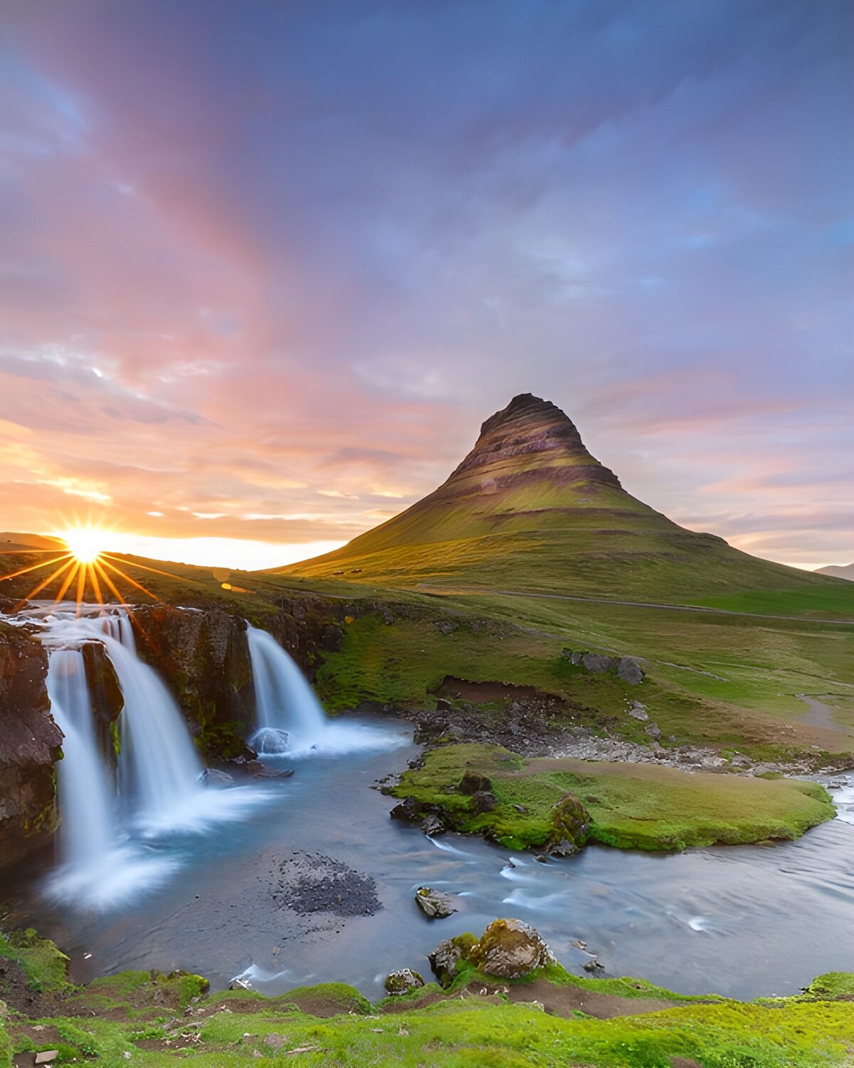 Vandfald og Kirkjufell i gyldent lys