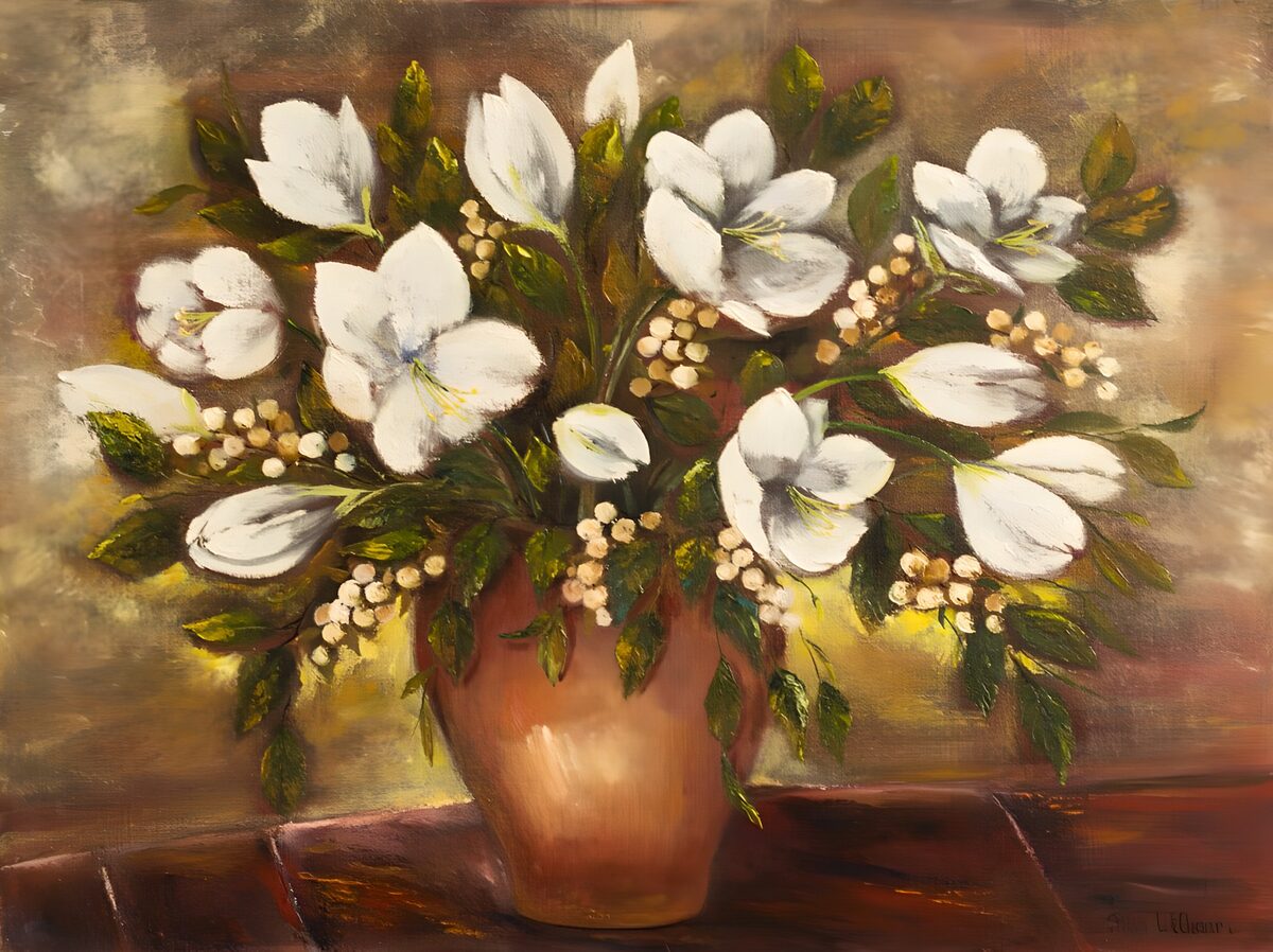Hvide blomster i en varm brun vase