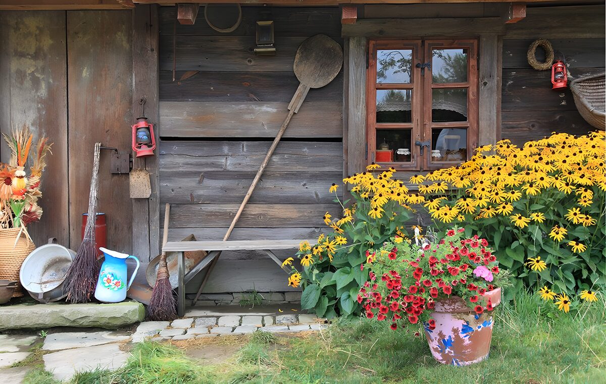 HPDK19418: Slidt træfacade med blomster og landlig ro