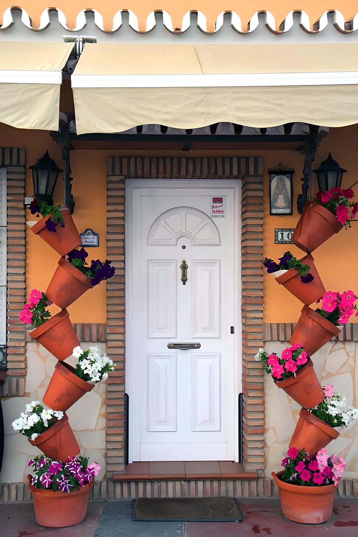 HPDK15175: Hvid hoveddør med blomstrende velkomst