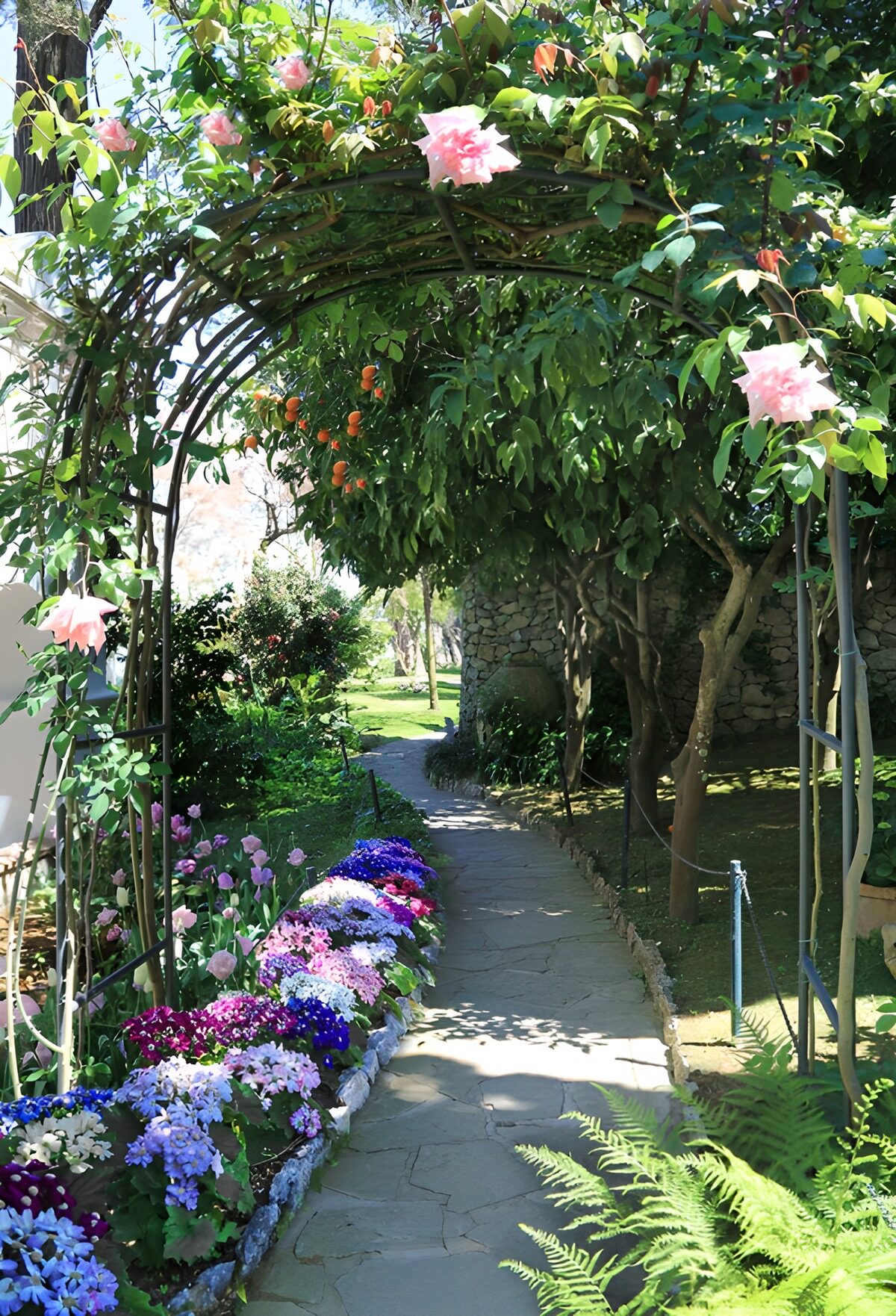 HPDK17209: Stensti under en frodig blomsterbue