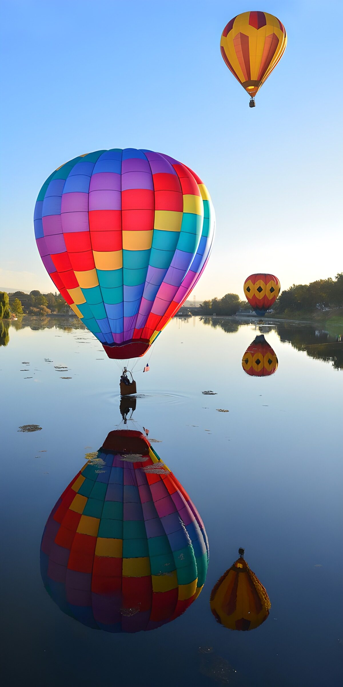 HPDK55737: Tre farverige luftballoner over en stille sø