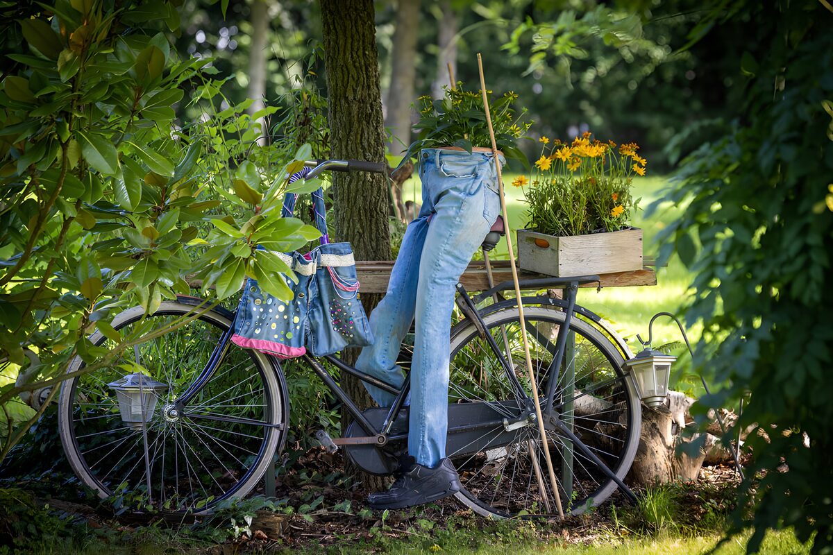 HPDK85516: Gammel cykel med jeans og gule blomster