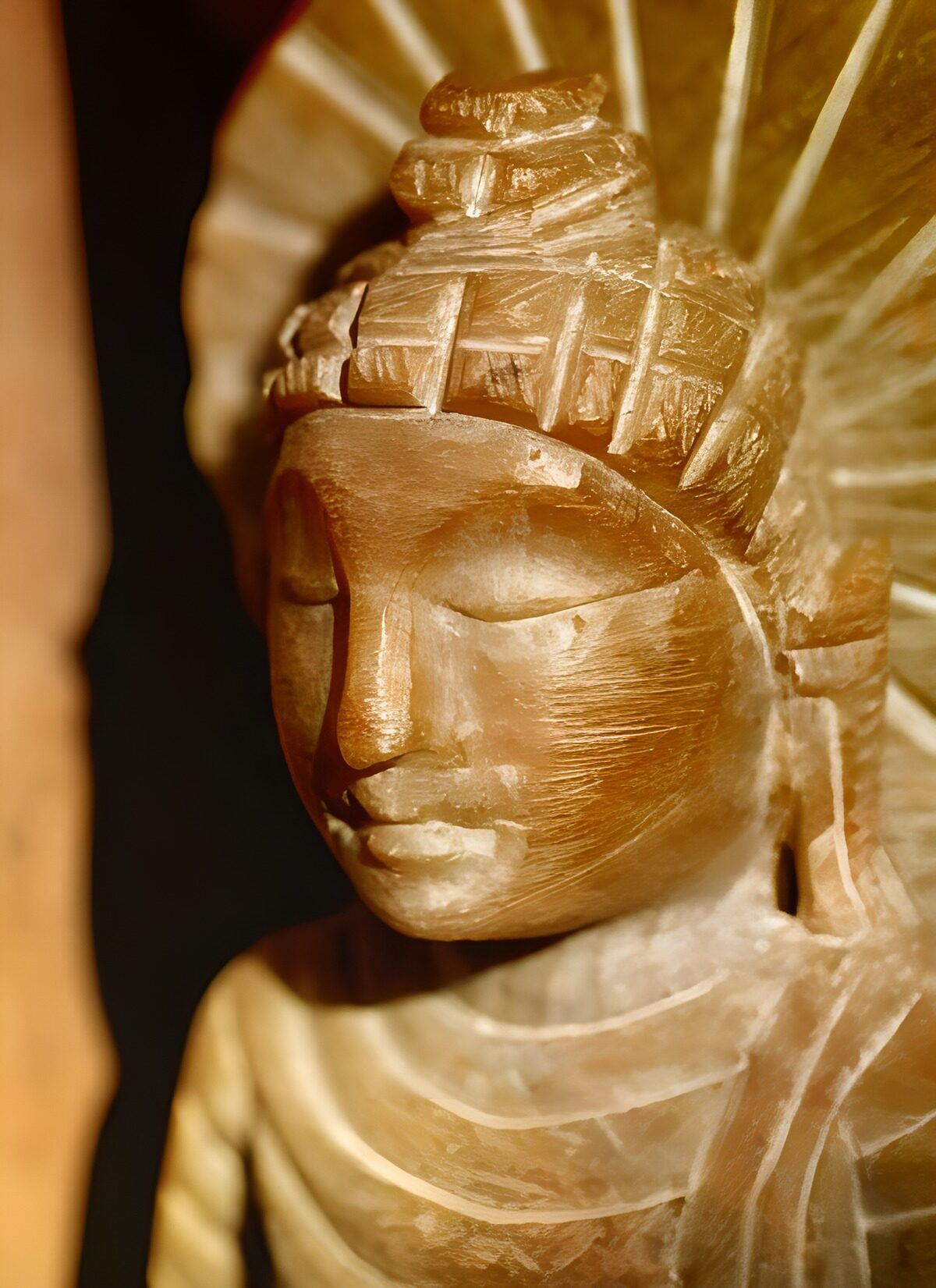 HPDK44645: Buddhafigur i varmt gyldent lys