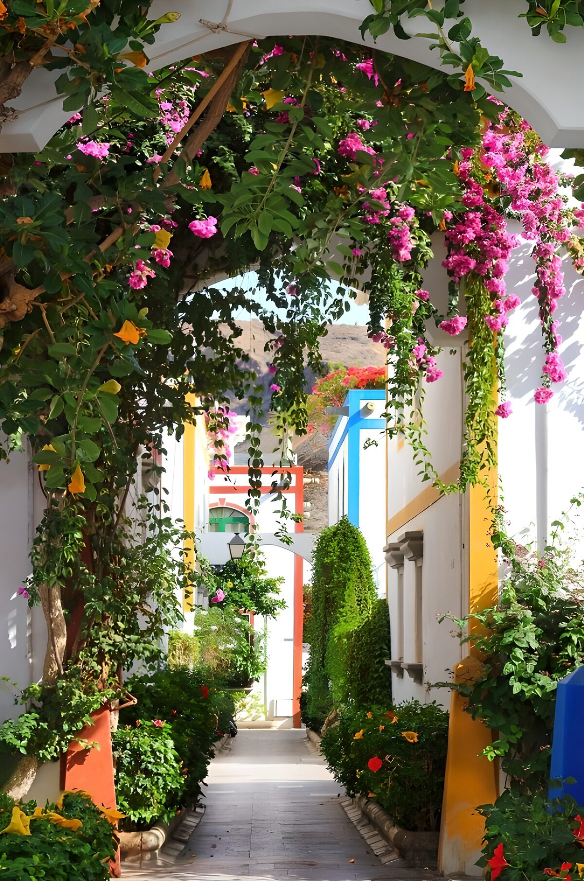 Solrig gyde med blomster og hvide buer