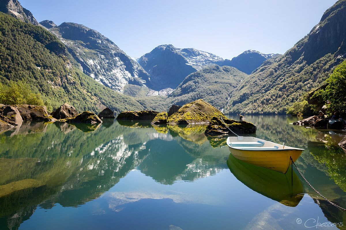 Gul båd på en stille bjergsø