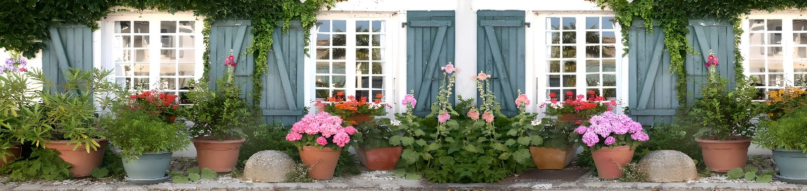 HPDK31995: Hvid facade med skodder og blomsterflor