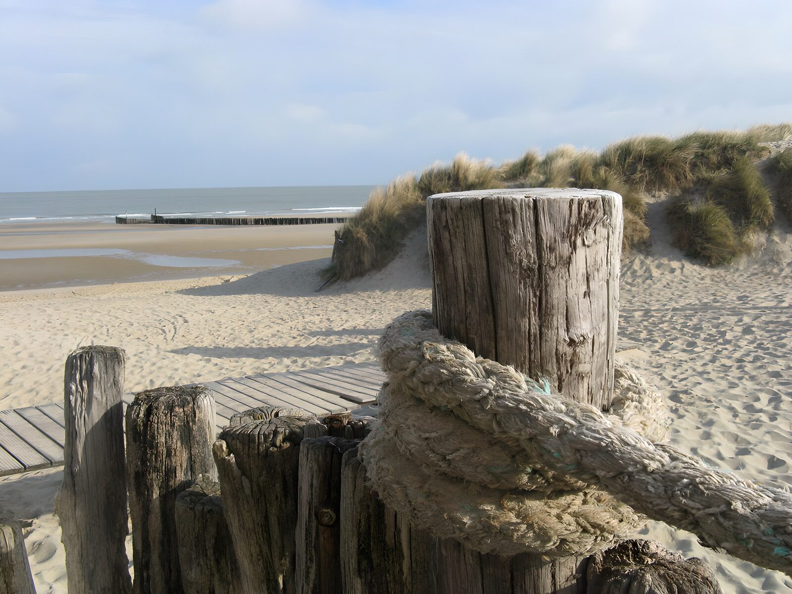 HPDK13361: Strand med reb, træpæle og ro