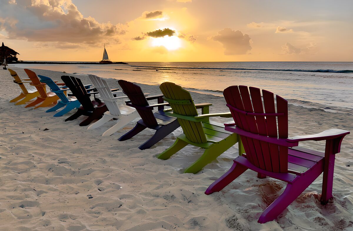HPDK51644: Farverige strandstole i solnedgang