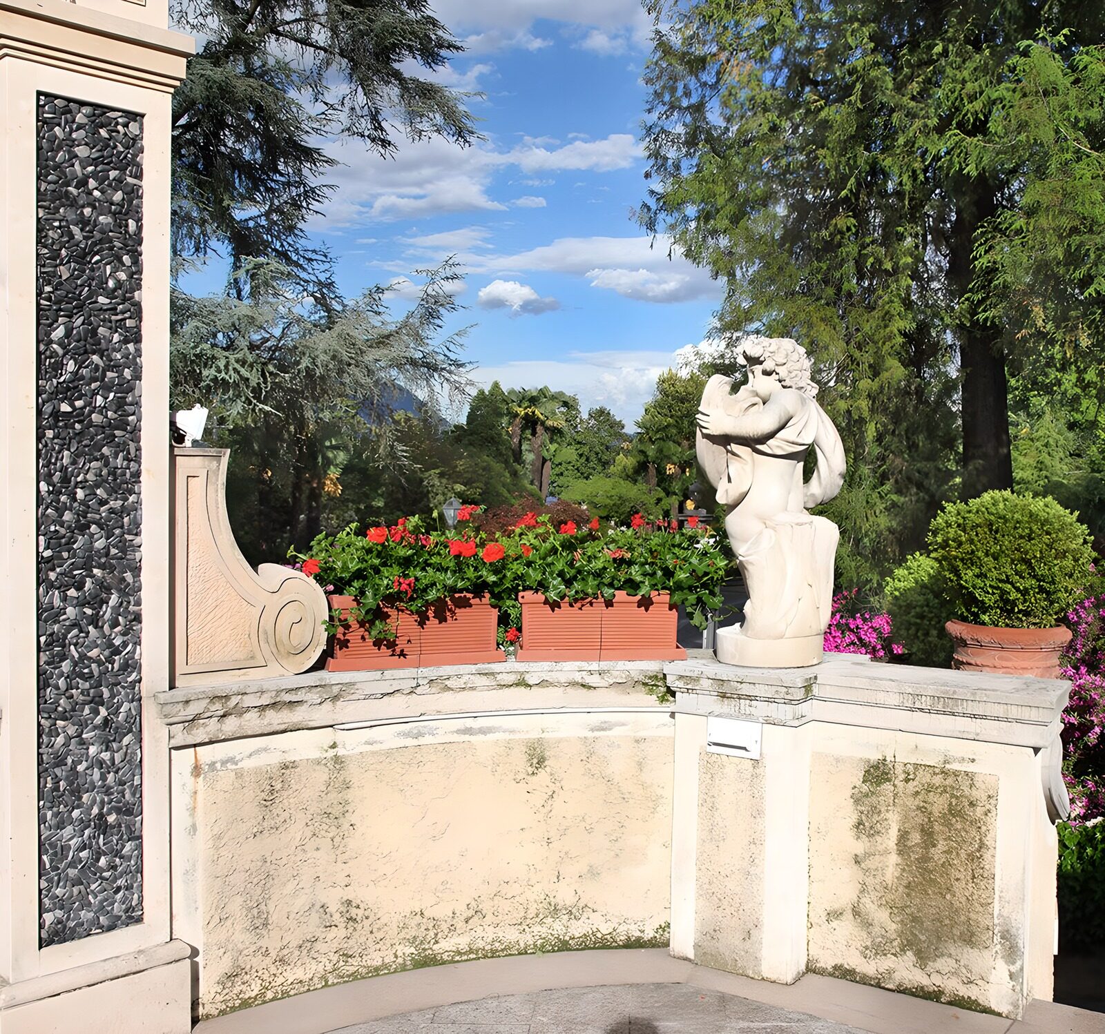HPDK88011: Englestatue på en solrig terrasse